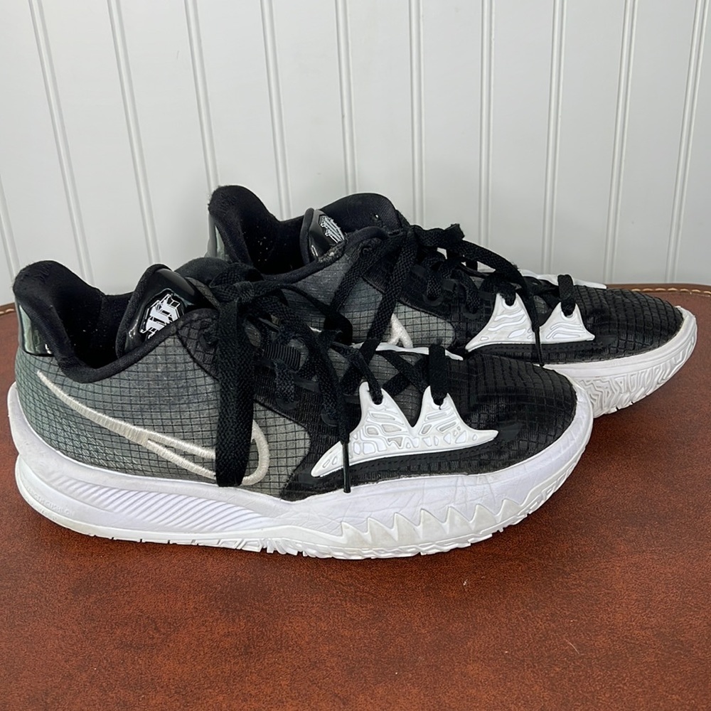 - Nike Kyrie Low 4 Black and White Size 7.5